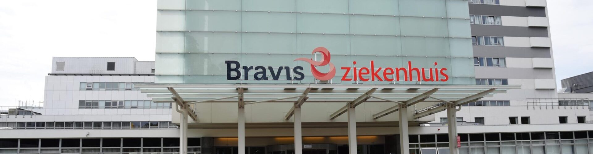 Sfeerfoto van ingang Bravis ziekenhuis